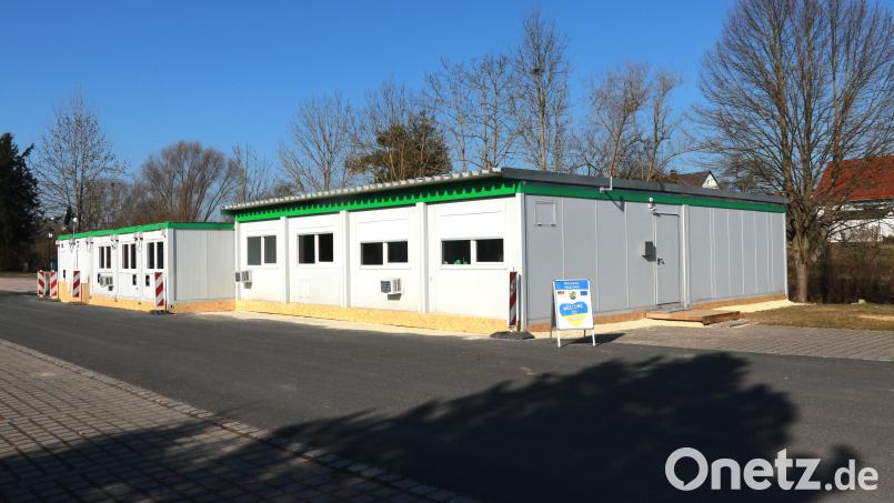 Aus 25 Containern besteht die Wohnanlage am Ziegelanger in Vilseck. Sie bietet Platz für bis zu 30 Menschen. Bild: Wilhelm Ertl