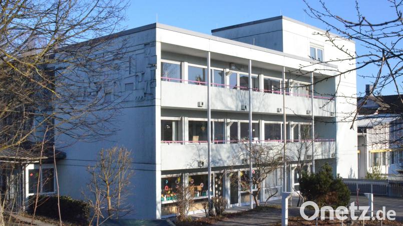 In diesen Trakt des früheren Krankenhauses wird übergangsweise die dritte Gruppe des städtischen Kindergartens "Kunterbunt" einziehen. Derzeit werden die Räume noch von der Schulvorbereitenden Einrichtung der Lebenshilfe genutzt. Diese bezieht im Sommer neue Räume in Waldeck. Bild: Benkhardt