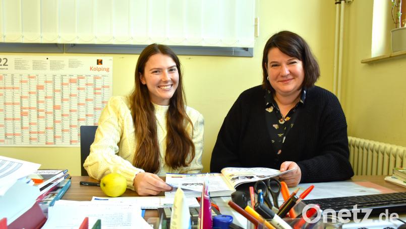 Jana Reyer (links) hilft inzwischen auch von Tirschenreuth aus direkt den Flüchtlingen aus der Ukraine, die bereits hier angekommen sind. Unterstützt wird sie von Stefanie Ohle, die ehrenamtlich Sprachkurse abhält. Bild:  ubb
