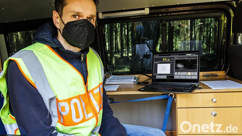 Auf dem Bildschirm wurden Matthias Schuh von der Verkehrspolizei Amberg die &quot;Verkehrssünder&quot; beim Blitzmarathon am Donnerstag binnen weniger Stunden bei Holzhaus 16 Fahrer gezeigt, die zu schnell unterwegs waren. Auf dem Bildschirm der &quot;Spitzenreiter&quot; bis 11.45 Uhr, der bei erlaubten 70 mit 113 Kilometern pro Stunde unterwegs war. Bild: Hösamer, Clemens