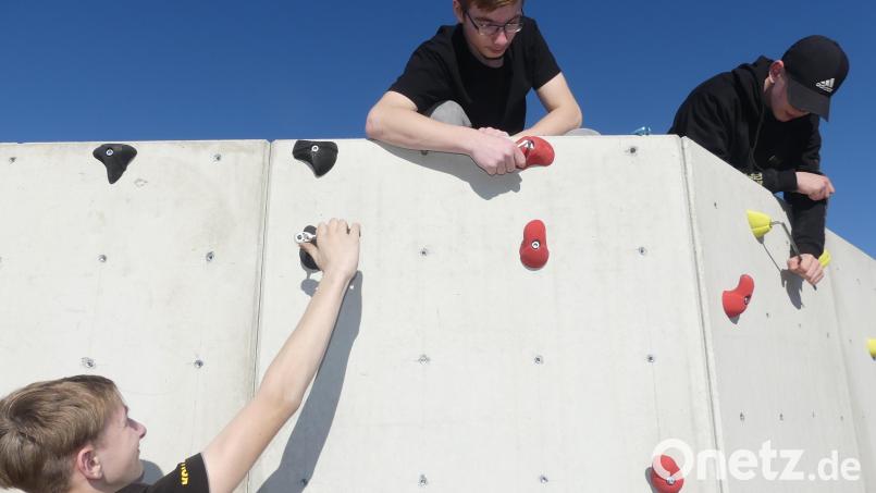 Mit großer Begeisterung legten die MGS-Kletterer an der Boulderwand Hand an. Bild: rn