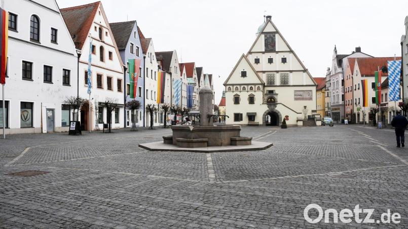 Am Oberen Markt in Weiden warf am vergangenen Mittwoch ein Mann mehrere Bänke um. Archivbild: Gabi Schönberger