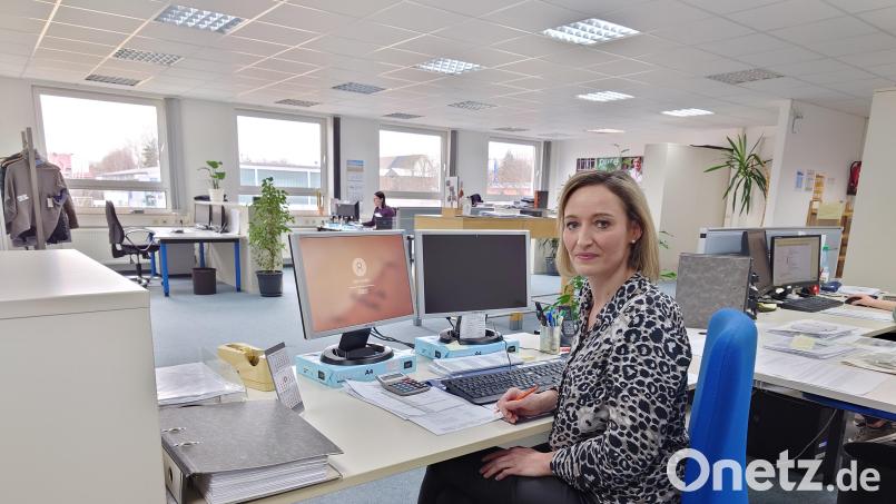 Karin Müller an ihrem Arbeitsplatz bei Hatico in Tirschenreuth. Sie startete bei dem Modehersteller als Quereinsteigerin, seit September 2021 macht die gelernte Chemielaborantin nun eine Teilzeitberufsausbildung zur Industriekauffrau. Bild: lue