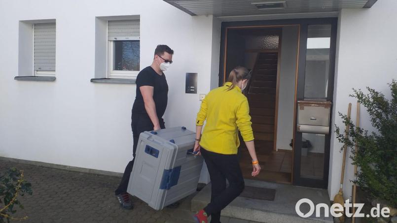 Mittwoch, 12.45 Uhr: Ein Freiwilliger (links) bringt Essen aus der Klinikums-Küche. Eine aus der Ukraine geflüchtete Frau hilft ihm dabei. Bild: tk