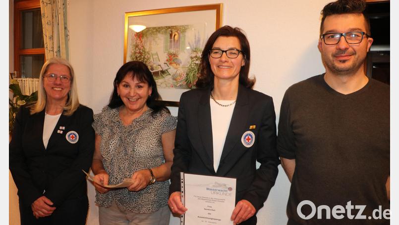 Für 35 Jahre bei der Wasserwacht geehrt: (von links) Maria Mosshammer, Hildegard Wolf, die Jubilarin Sandra Keil und Dritter Bürgermeister Christian Hirsch. Bild: gru