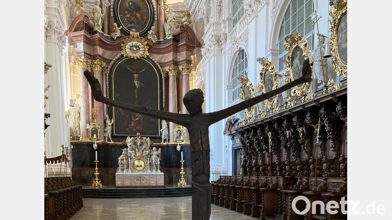 Ein deutliches "Stopp!" symbolisiert das Kunstwerk von Dominik Schleicher in der Basilika Waldsassen. Bild: Pfarrei Waldsassen/exb