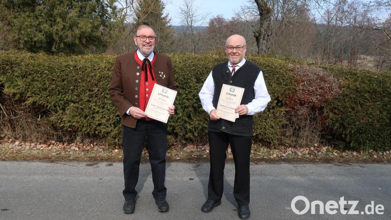 Für ihre lange Treue zum Oberpfälzer Volksliedkreis wurden (von links) Peter Steinhauser (40 Jahre) und Reinhard Schwarz (30 Jahre) ausgezeichnet. Bild: bsc