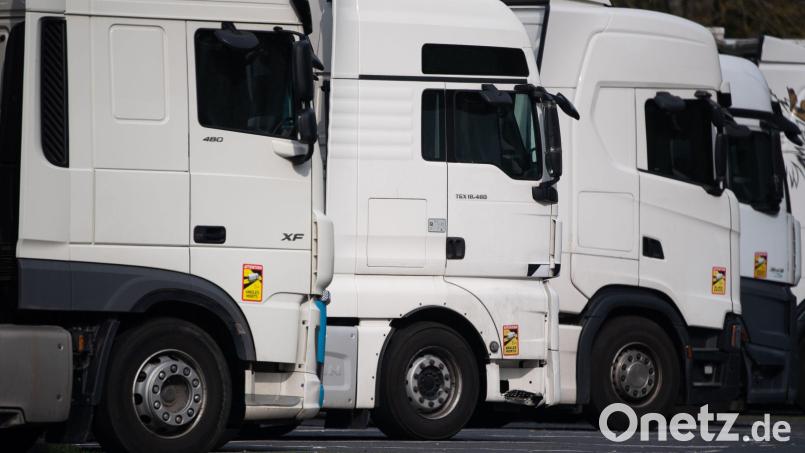 Unbekannte klauten aus einem abgestellten Lastwagen an der B14 in Hersbruck 400 Liter Diesel. Bild: Sebastian Gollnow/ dpa