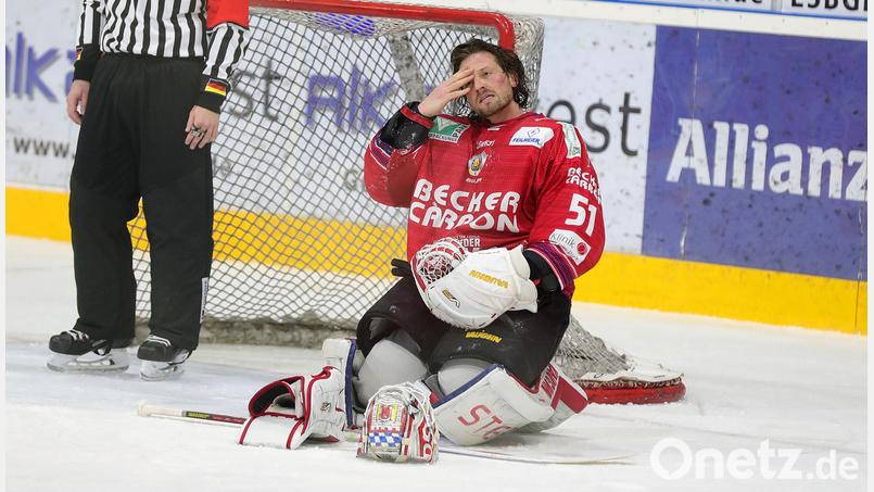 DSC-Goalie Timo Pielmeier am Boden: Der Deggendorfer SC unterlag den Hannover Indians durch das entscheidende Tor in der 128. Minute. Bild: Roland Rappel