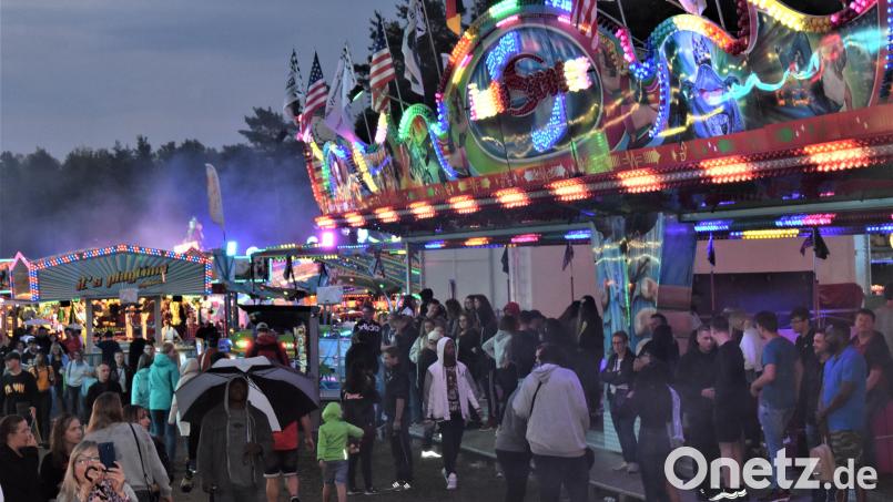 Von buntem Treiben – wie hier im Jahr 2019 – können die 80 Schausteller und Markthändler, die beim 62. Deutsch-Amerikanischen Volksfest dabei sein wollten, aktuell nur träumen. Archivbild: rgr