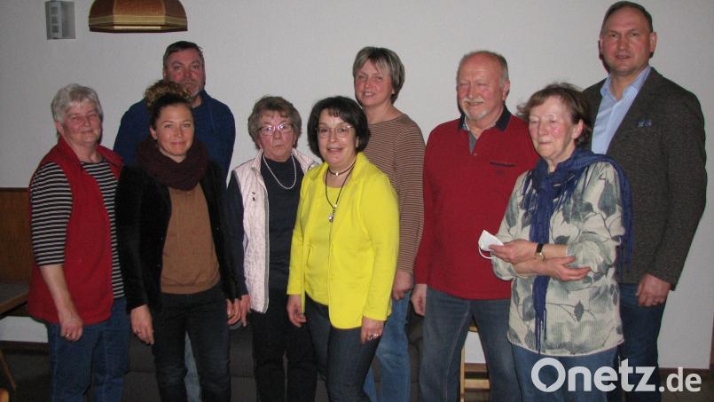 Bürgermeister Richard Kammerer (rechts) gratulierte der Vorsitzenden Elke Hackbarth (Bildmitte) und ihrer Vertreterin Sandra Fenzl (vorne Zweite von links) zu ihrer Wahl und wünschte dem gesamten Vorstand gute Entscheidungen bei ihrer Arbeit. Bild: knh
