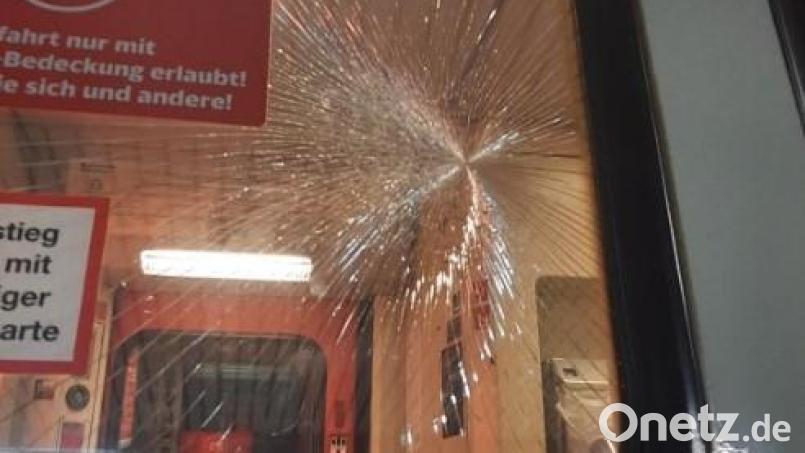 Am Bahnhof in Amberg wurden zwei Männer ohne Ticket des Zuges verwiesen. Beim Aussteigen schlug einer der beiden gegen die Scheibe, so dass sie splitterte. Bild: Bundespolizei