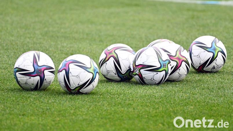 Bälle liegen auf einem Fußballplatz. Symbolbild: Swen Pförtner/dpa