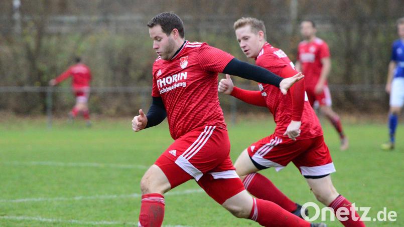 Die Lobinger-Brüder Bastian (links) und Dennis wollen die SpVgg Pfreimd gegen den Aufsteiger 1. FC Schlicht zum Heimsieg antreiben. Archivbild: ham