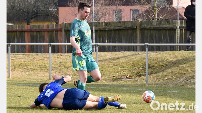 Der SV Mitterteich gastiert am Sonntag zum Kellerduell beim BSC Woffenbach. Am vergangenen Samstag (Szene) holten die Stiftländer mit dem 2:2 gegen Quelle Fürth einen Punkt. Hier trennt Marvin Schimm (am Boden) den Mitterteicher Michael Drechsler vom Ball. Archivbild: Gebert