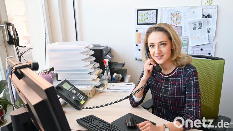 Die Leiterin der Freiwilligenagentur "Engagiert in Amberg" hat in diesen Tagen viel zu tun: Elisabeth Triller in ihrem Büro am Spitalgraben. Bild: Susanne Schwab