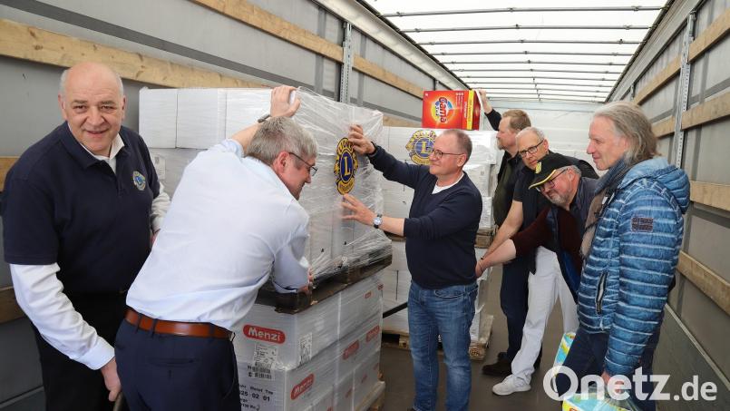 Lions-Mitglieder der drei Clubs aus Weiden und dem Landkreis Neustadt/WN wohnen einer Verladung in Weiden bei. Von links: Christian Kick, Jürgen Schnappauf, Elmar Baumer, Harald Märtin, Dr. Gert Steinwender, Anton Forster und Hubert Schober. Bild: Lions Club Weiden/exb