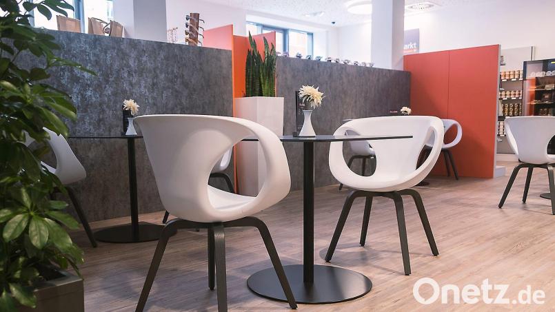 Wer will, bekommt nach der Impfung im Café des VR-Regiomarkts sogar noch einen Kaffee. Bild: Volksbank-Raiffeisenbank Amberg eG/exb