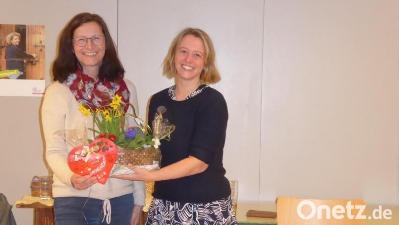 Zweite Vorsitzende Anette Großer überreichte Nicole Balej ein Blumenkörbchen Bild: di