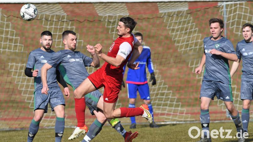 Sebastian Dobmayer (rechts) und die SpVgg Vohenstrauß müssen nach Auftaktsieg gegen den FC OVI-Teunz nun ans Wasserwerk zur "Zweiten" der SpVgg SV Weiden. Archivbild: G. Büttner