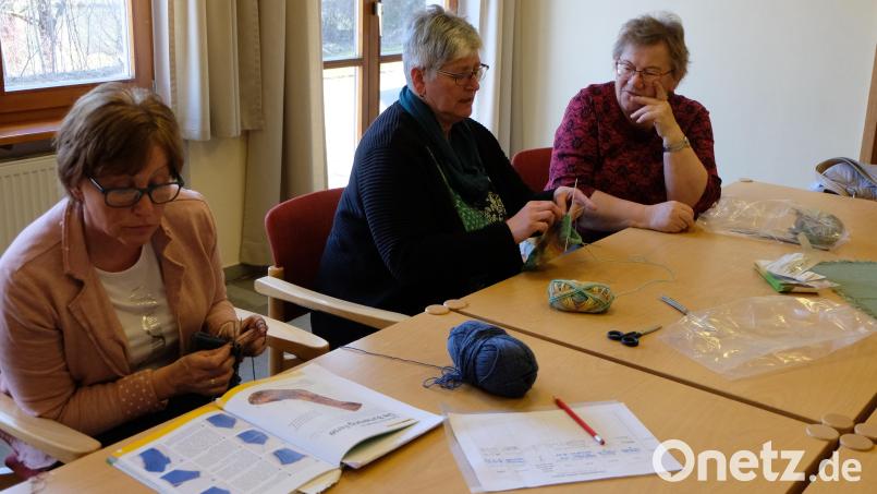 Der Strickkurs des Evangelischen Frauenbundes kommt an. Die Teilnehmerinnen üben sich an Ferse und Spitze von selbst gemachten Socken. Bild: le