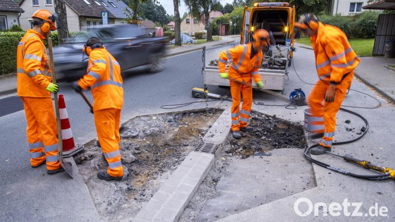 Für die Ortsdurchfahrt waren die Trebsauer zur Kasse gebeten worden, kurz darauf wurden die Straßenausbaubeiträge abgeschafft. Nun bekommen die Bürger endlich Geld zurück. Symbolbild: Jens Büttner/dpa