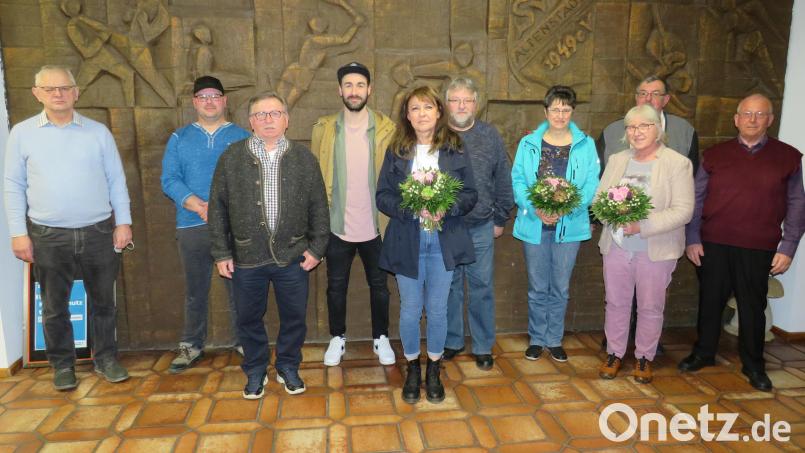 Der neu gewählte Vorstand und die Geehrten der LBB-Ortsgruppe Wöllershof mit der neuen Vorsitzende Birgit Kessler(Fünfte von links). Der langjährige Vorsitzende Rudi Maier (Dritter von links) gratulierte. Bild: adj