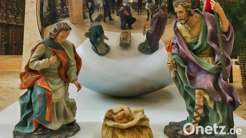 Beim näheren Betrachten fällt auf, dass sich das Jesuskind verkehrt herum steht und sich dafür in der polierten Edelstahlkugel spiegelt. Sie steht für den Glanz der Herrlichkeit Gottes, so der Künstler Dominik Schleicher. Bild: Ferdinand Sperber/exb