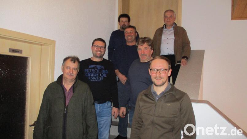 Auf Josef Märkl folgt Andreas Österreicher (vorne von links) als neuer Jagdpächter. Mit im Bild sind Jagdvorsteher Andreas Pinzer, sein Stellvertreter Rudi Walter (zweite Reihe von links), Stefan Koschta (Schriftführer), Max Weber (Kassier) und Bürgermeister Günter Kopp (hinten von links). Bild: Jagdgenossenschaft Zinst/exb