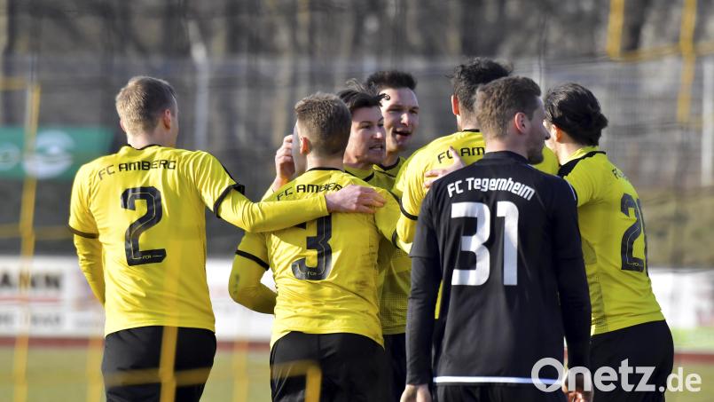 Nach dem Heimsieg gegen den FC Tegernheim herrschte Freude beim FC Amberg (von links): Lukas Heinrich, Marcel Hack, Yannik Haller, Matthias Brinster, Maximilian Witzel und Kapitän Benjamin Burger. Archivbild: Hubert Ziegler