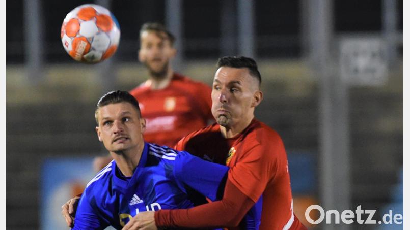 Josef Rodler (links) lieferte sich wieder intensive, körperbetonte Auseinandersetzung mit seinen Kötztinger Gegenspielern. Am Ende erfolgreich: Die SpVgg SV Weiden siegte mit 3:1. Bild: Büttner