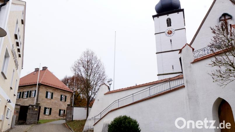 Auch in der Pfarrei Kastl (im Bild die Pfarrkirche mit Pfarrhaus, -hof und -garten (rechts) ist ein neuer Pfarrgemeinderat gewählt worden. Archivbild: bkr