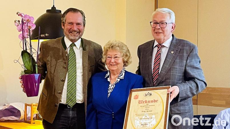 Dem neuen Ehrenmitglied Inge Kraus überreichen Vorsitzender Karl Beer (rechts) und Bürgermeister Frank Zeitler Urkunde und Blumen. Bild: bph