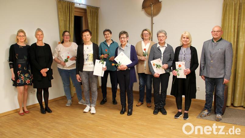 Die Ausdauer hat sich gelohnt. Beim Abschlussabend erhielten die neuen Hospizbegleiterinnen ihr Zertifikat über die Teilnahme am sechsmonatigen Qualifizierungskurs. Mit im Bild (von links) die Kursleiterinnen Sonja Dirscherl und Manuela Singer-Bartos sowie Vorstandsvorsitzender des Caritasverbandes Schwandorf Wolfgang Reiner (rechts). Bild: Josef Böhm