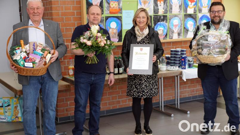 Bürgermeister Thomas Kaufmann (rechts), Dritter Bürgermeister Eberhard Besold und der Leiter der Verwaltung, Wolfgang Kilgert, dankten Brigitte Strößner (von links) für ihren Einsatz im Immenreuther Rathaus und ihre Kollegialität. Bild: bkr