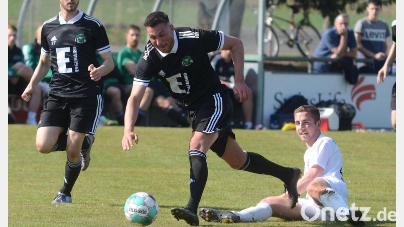 Mergim Bajrami (links) war von Karlburg nicht in den Griff zu bekommen. Hier versetzt der Ammerthaler den Karlburger Jonas Leibold (rechts am Boden). Links Daniel Gömmel, der mit einem Traumtor auf 0:2 erhöht hatte. Bild: Yvonne Vogeltanz