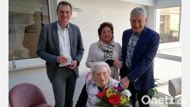Liselotte Rudolph nimmt im Seniorenheim Löffler Glückwünsche zu ihrem 95.Geburtstag entgegen. Bild: bk