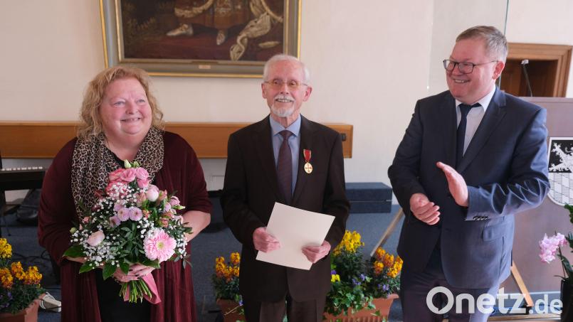 Die Verdienstmedaille des Verdienstordens der Bundesrepublik Deutschland überreichte Oberbürgermeister Michael Cerny (rechts) an Rudolf Maier (Mitte) und Blumen an dessen Ehefrau Annemarie. Bild: usc