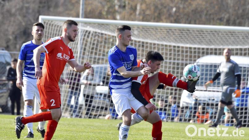 Vehement behauptet in dieser Szene Daniel Lopez (rechts) vom FV Vilseck den Ball gegen den nachrückenden Tobias Drahota (Zweiter von rechts.), während Christoph Bäumler (links hinten), Anschlusstorschütze zum 1:2 für den TuS Rosenberg in der 85. Spielminute, und Felix Zislsperger (Zweiter von links) Beobachter der Szene sind. Bild: Hubert Ziegler