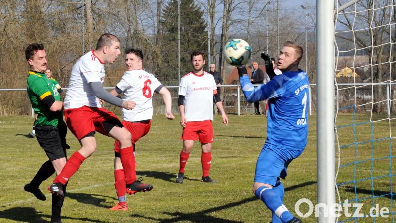Die Sportfreunde Kondrau unterlagen dem VfB Arzberg mit 2:3. Hier erzielt Florian Graf (links) das 2:1 für die Gäste. Bild: heh