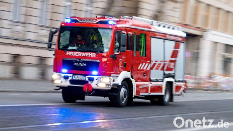 Einsatz für die Feuerwehr bei Beratzhausen. Dort ist in der Nacht auf Sonntag eine Produktionshalle ausgebrannt. Symbolbild: Monika Skolimowska/dpa