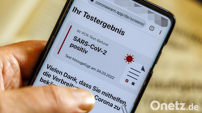 Die Corona-Warnapp zeigt ein positives PCR-Ergebnis (im Bild ein Beispiel von den Hilfeseiten des Programms). Die testende Stelle meldet den Befund auch ans Gesundheitsamt. Bis sie in der offiziellen Statistik des RKI landet, ist noch eine Menge zu tun. Screenshot: Hösamer/Corona Warnapp