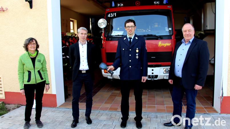 Frank-E. Kirchhof, Vorstandsvorsitzender der Raiffeisenbank Auerbach-Freihung, Kommandant Norbert Sperber, Geschäftsstellenleiter Bernd Windisch und Zweite Bürgermeisterin Lydia Zahner (von rechts) bei der Übergabe der Kamera. Bild: ds