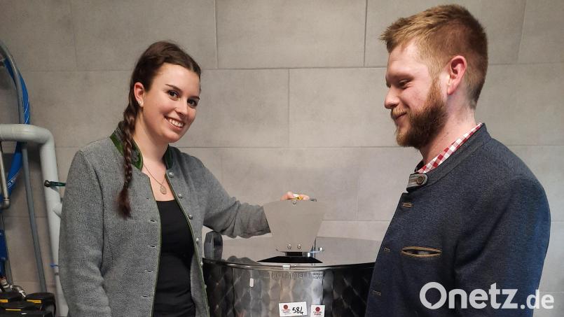 Tanja Fischer und Tobias Schraml werden fünf- bis sechsmal im Jahr mit Maischepfanne, Läuterbottich und Sudpfanne ans Werk gehen und das Wastl-Bier brauen. Bild: Christl Schemm/fph