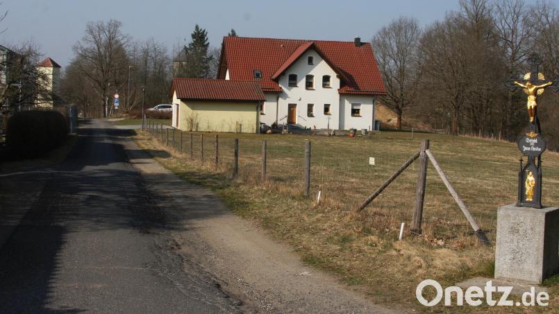 Für die dringende Sanierung des Graf-Schulenburg-Wegs und die Verbesserung des dort angrenzenden Parkplatzes „Burgwiese“ sind 150.000 Euro im Haushalt der Gemeinde Falkenberg eingeplant. Bild: wro