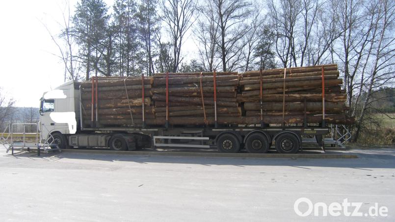 Das Bild zeigt den völlig überladenen Sattelzug mit etwa 55 Tonnen. Bild: Polizeiinspektion Tirschenreuth/exb