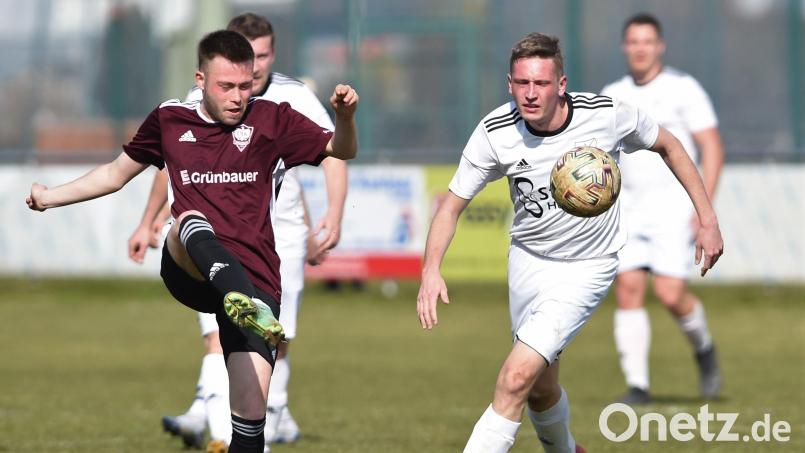 Die DJK Weiden besiegte den ASV Haidenaab mit 2:0. Hier spielt der Weidener Niklas Aha (links) den Ball vor Christoph Vogel. Bild: Büttner