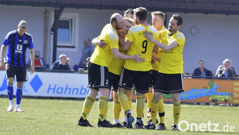 Fabian Schötz, Torschütze zum 2:0 für den SV Hahnbach, wird von seinen Mannschaftskameraden Patrick Geilersdörfer, Michael Hirschmann, Manuel Plach, dem Führungstorschützen Michael Hefner und Christian Seifert (von links) beglückwünscht. Der Raigeringer Benedikt Buegger (links) ist restlos bedient. Bild: Hubert Ziegler