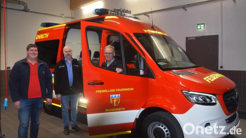 Den neuen Mannschaftstransportwagen stellen Kommandant Michael Hammer und Feuerwehrvorsitzender Reinhard Ach ihrem Bürgermeister Josef Hammer (von links) vor. Bild: fz