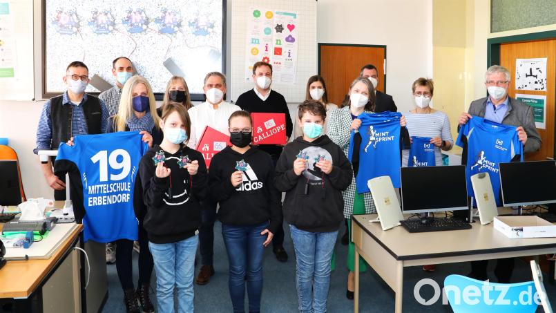 Schüler der fünften Klasse halten die neuen Miniroboter in ihren Händen. Im Hintergrund die Fachlehrer mit Rektorin Sabine Graser (Dritte von links) und die Beteiligten der Aktion mit (von rechts) Bürgermeister Johannes Reger, Bürgermeisterin Marion Höchst sowie Schulamtsleiterin Martina Puff Bild: njn